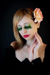 まつげを伸ばすための髪の毛に似たケア方法は？